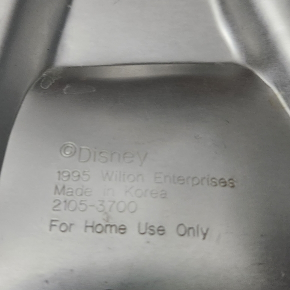 Wilton DISNEY 'POCAHONTAS'  VINTAGE ALUMINUM CAKE PAN OR MOLD 1995 - Picture 3 of 3